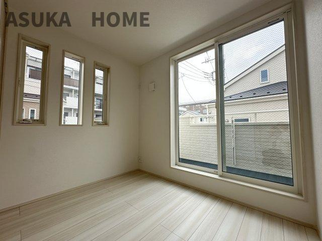 港北区鳥山町新築戸建ての洋室|家族一人ひとりの大切なプライベート空間の居室。家具の配置のご相談は是非お任せください。
