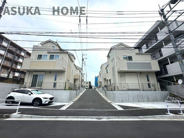 港北区鳥山町新築戸建ての前面道路含む現地写真|前面道路は専用道路なので交通量も少なく駐車が苦手な人でも落ち着いて駐車できます。