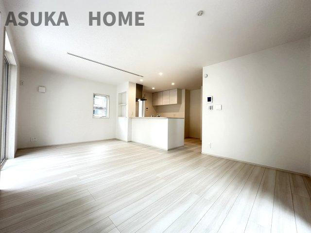 港北区鳥山町新築戸建ての居間・リビング|お好みの照明や小物を取り付け出来るライティングレールや飾り棚など有ると嬉しい設備もしっかり完備！
