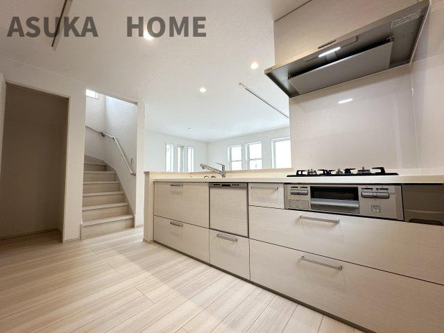 港北区鳥山町新築戸建てのキッチン|LDKが見渡せるカウンターキッチン、お料理をしながら家族との団欒の時間も過ごせるキッチンです。