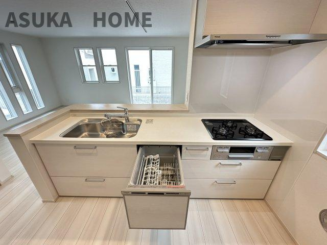 港北区鳥山町新築戸建てのキッチン|広々とした作業台はお料理の手際が良くなり自分時間も確保できますね。食洗器付きで片付け効率◎