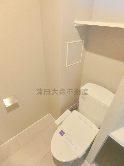 レジディア蒲田のトイレ|棚と温水洗浄便座付きトイレ
