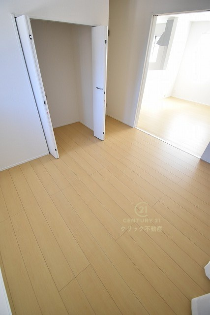 ハートフルタウン 　水戸市千波町420番　Bの洋室|1階洋室、2WAY出入り口です。リビングを通らずに玄関から直接入る事もできます。在宅ワークに、キッズスペースに、と自由に使えます。収納も配備されております。