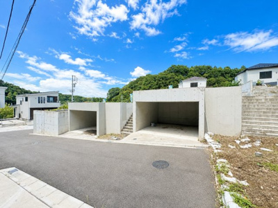 【前面道路含む現地写真】 | ◆町田市上小山田町　建築条件なし売地　区画7◆ | ◆開発道路を囲むように区割りされた敷地。開放感や明るい雰囲気が暮らしを豊かにします。