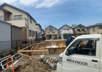 【バルコニー】 | 寺田町新築戸建 | バルコニーは、室外の専用スペースのうち、「屋根がなく開放された空間」であるものを指します。ベランダより広いタイプのものが多く、日当たりもよいため家庭菜園などを楽しみたい人にとって適した環境となります。