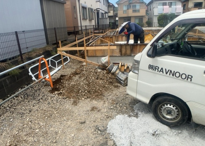 【構造・工法・仕様】 | 寺田町新築戸建 | 木造住宅とは土台、壁、柱など建築物の強度を支える構造体の材に木が使用されている構造を指します。構造体は建物の自重を支えるだけではなく風圧や水圧、積裁荷重などあらゆる衝撃に耐えるための基礎です。