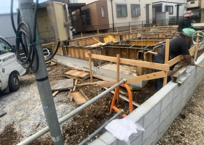 【冷暖房・空調設備】 | 寺田町新築戸建 | 基礎パッキング工法とは、床下の換気確保のため基礎と土台の間に緩衝材を挟み込む工法です。土台の下に数十センチの間隔で設置されるため、全体的な隙間が生まれます。床下換気口に比べて高い通気性が確保されます。