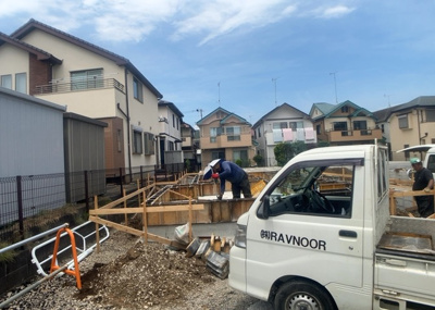 【外観】 | 寺田町新築戸建 | 現地に行くなら、物件の周囲の地形がどうなっているかを見ることも大切です。周辺より低くなっている土地では、大雨などで水が集まりやすいため、地盤が弱くなっているということも考えられるため、注意が必要です。