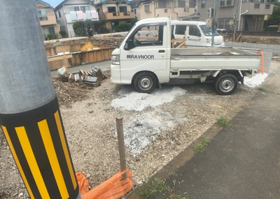 【前面道路含む現地写真】 | 寺田町新築戸建 | 道幅が狭い場所は比較的土地の値段が低いことが多く、また交通量が少ないため騒音が少なく静かな環境で過ごせます。また、小さいお子様がいるご家庭も安心です。一方で車の駐車が難しいというデメリットもあります。
