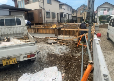 【前面道路含む現地写真】 | 寺田町新築戸建 | 道幅が広い場所は日当たりや風通が良好です。幅が広いのですれ違いも可能ですし大きな車でも駐車可能！一方で、大型車が通ることも多くなるため交通量の増加により騒音に繋がります。また土地の値段が高くなります。