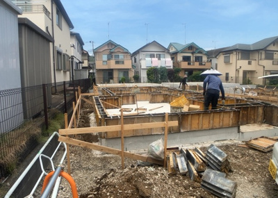 【駐車場】 | 寺田町新築戸建 | 車一台あたりに必要なスペースは、標準サイズの普通自動車で横幅2m50cm、長さ5mは必要になります。ただし、乗降のことも考慮して横幅3m30cm、長さ5m50cmほどは確保できるところを選びましょう。