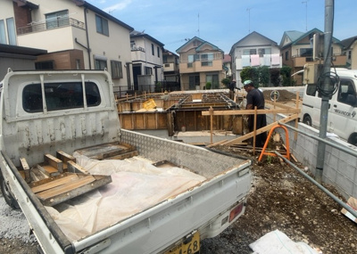 【玄関】 | 寺田町新築戸建 | 玄関ポーチにおいて最も重視すべきと言っても良いのが広さです。適切な広さの玄関ポーチでないと外見的なバランスは崩れてしまいますし、何より使いにくくなってしまいますので、現地で実際に下見をしてみましょう！