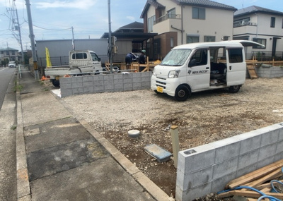 【前面道路含む現地写真】 | 寺田町新築戸建 | 住宅用の土地では前面道路に2m以上接していなければならないと法律で定められています。しかし、お持ちの車のサイズやライフスタイルなどにより、2mでは利便が悪い場合もございますので、事前に確認しましょう。