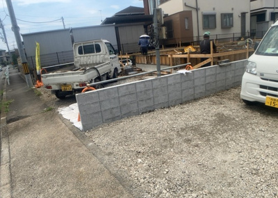 【前面道路含む現地写真】 | 寺田町新築戸建 | お持ちの車種によっては前面道路が広い方が便利でしょう。しかし、前面道路が広ければその分交通量が多くなるため、騒音などが気になる場合があります。実際に現地を見学し、周辺交通量や騒音などを確認しましょう！