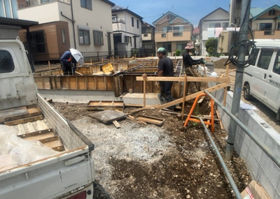 【玄関】 | 寺田町新築戸建 | 玄関は家の顔でもあり、家族以外の目にも止まる場所です。玄関は外との間を仕切る扉、靴などをしまっておく収納スペース、靴脱ぎのたたきスペース、来客とのやり取りをするドアホンなど複数のアイテムからなります。