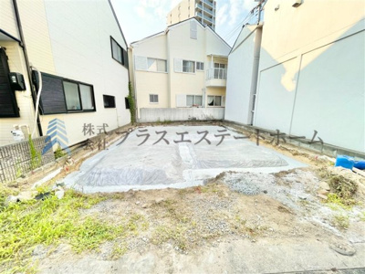 【居間・リビング】 | 兵庫区西出町2丁目新築戸建 | 床暖房・エコジョーズ・ミストカワック付き
LDKの天井高は開放感を演出する約2.6ｍ