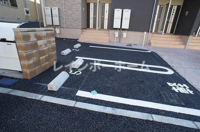 アルマナックハウスの駐車場