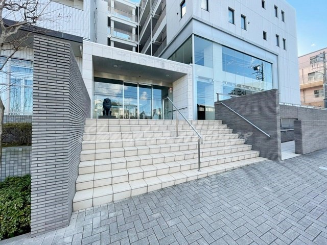 藤沢市藤が岡１丁目の賃貸マンションのエントランス
