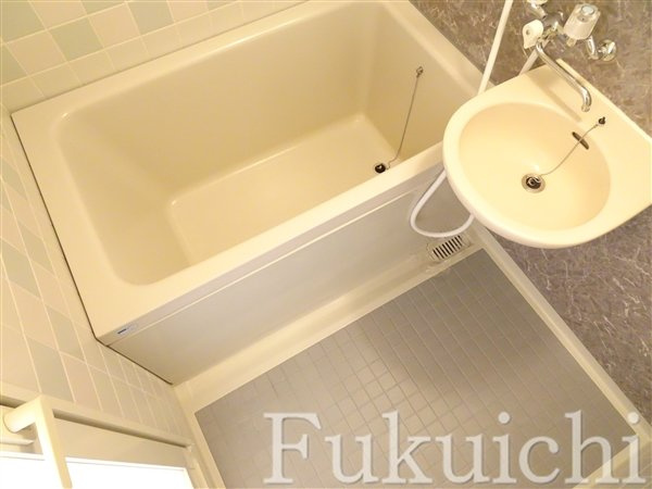 ロジェメント三軒茶屋の浴室