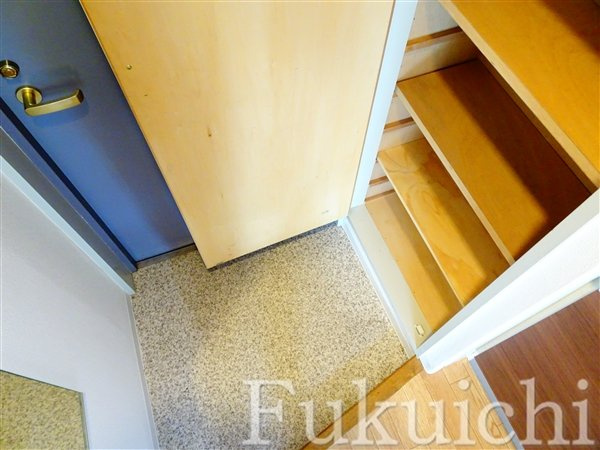 ロジェメント三軒茶屋の玄関