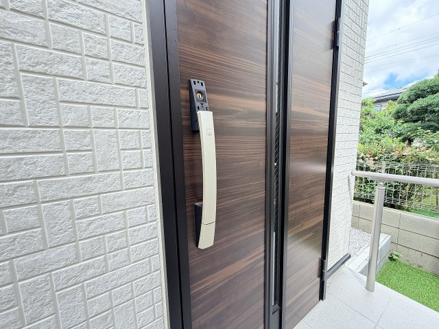 【玄関】 | 練馬区大泉学園町8丁目　新築分譲住宅　全2棟（成増店） | 両手がふさがっていても、鞄から鍵を取り出さずにタッチで施錠可能な電子キーシステム