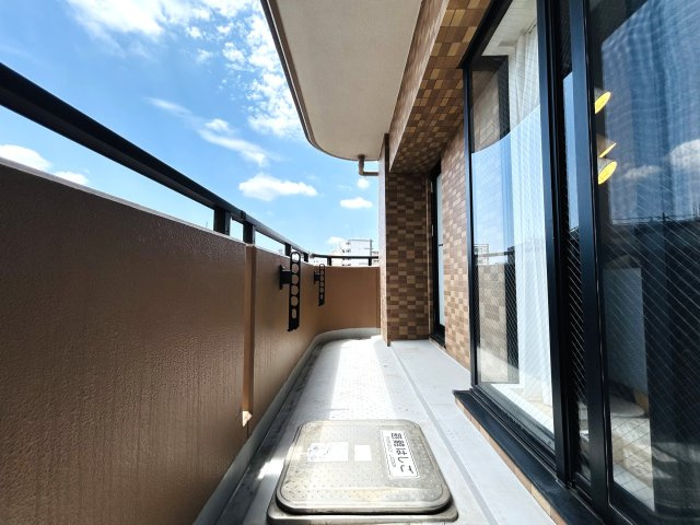 車持ちさん必見！横浜駅徒歩圏なのに駐車場が１住戸１台分完備！！いや、車は使わないよ～って方は貸与も可◎これ非常に珍しく、無駄にならない工夫がGOODな『マークミュー横濱シティフロント』リノベーションのバルコニー|広々としたバルコニーです