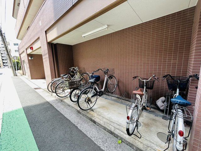 車持ちさん必見！横浜駅徒歩圏なのに駐車場が１住戸１台分完備！！いや、車は使わないよ～って方は貸与も可◎これ非常に珍しく、無駄にならない工夫がGOODな『マークミュー横濱シティフロント』リノベーションの駐輪場