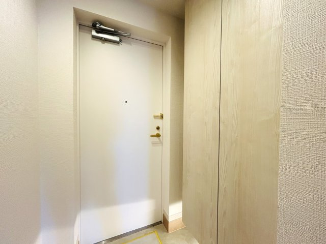 車持ちさん必見！横浜駅徒歩圏なのに駐車場が１住戸１台分完備！！いや、車は使わないよ～って方は貸与も可◎これ非常に珍しく、無駄にならない工夫がGOODな『マークミュー横濱シティフロント』リノベーションの玄関|収納もある玄関です