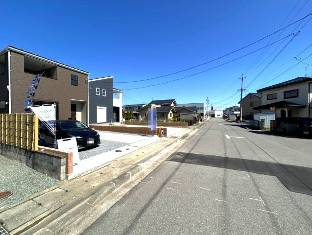 長野市合戦場１丁目の新築一戸建の前面道路含む現地写真