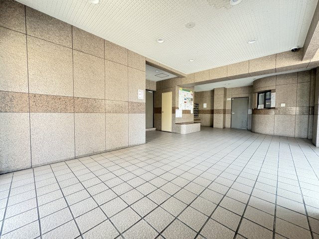 ペルル日明のエントランス|毎日通るエントランスはこのようになっています