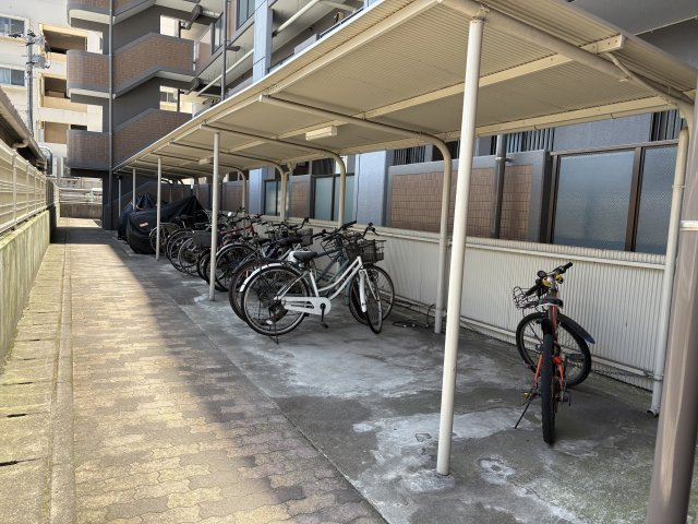 ペルル日明の駐輪場