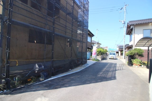 米子市米原第1新築分譲住宅の前面道路含む現地写真|前面道路幅員約4ｍとなります。閑静な住宅地になり、交通量も少なく生活環境として良好です♪