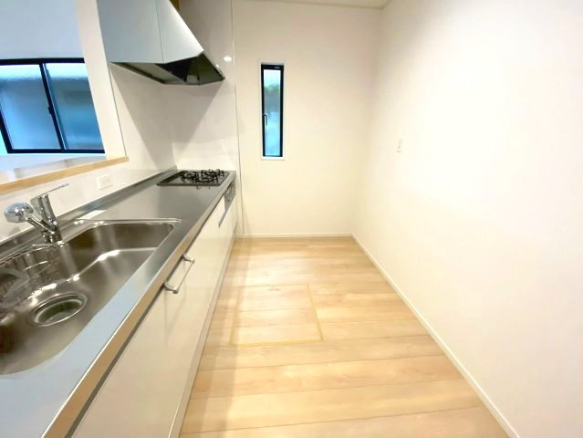 米子市米原第1新築分譲住宅のキッチン|≪同仕様写真≫
キッチン後ろもしっかりスペースがあり食器棚等も設置可能です。