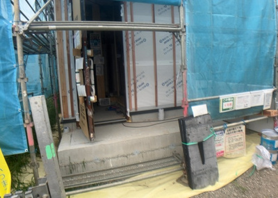 【玄関】 | 石川町新築戸建 | 玄関は家の顔でもあり、家族以外の目にも止まる場所です。玄関は外との間を仕切る扉、靴などをしまっておく収納スペース、靴脱ぎのたたきスペース、来客とのやり取りをするドアホンなど複数のアイテムからなります。
