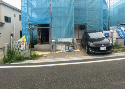 【前面道路含む現地写真】 | 石川町新築戸建 | 道幅が狭い場所は比較的土地の値段が低いことが多く、また交通量が少ないため騒音が少なく静かな環境で過ごせます。また、小さいお子様がいるご家庭も安心です。一方で車の駐車が難しいというデメリットもあります。