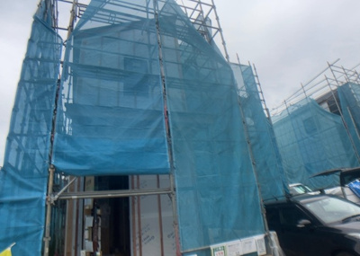 【外観】 | 石川町新築戸建 | 現在は上棟となっています。現地をご見学に行く際は、道路の幅や周辺の交通量、施設などをご確認頂くことをおすすめします！ある程度イメージをつけたいという場合は、同売主の施工事例や完成パースもお見せします。
