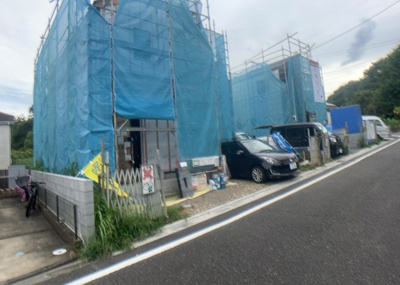 【前面道路含む現地写真】 | 石川町新築戸建 | 住宅用の土地では前面道路に2m以上接していなければならないと法律で定められています。しかし、お持ちの車のサイズやライフスタイルなどにより、2mでは利便が悪い場合もございますので、事前に確認しましょう。