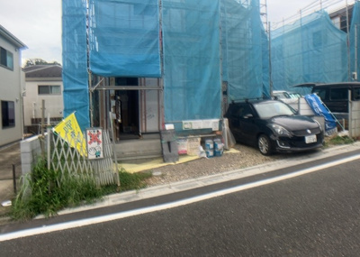 【前面道路含む現地写真】 | 石川町新築戸建 | お持ちの車種によっては前面道路が広い方が便利でしょう。しかし、前面道路が広ければその分交通量が多くなるため、騒音などが気になる場合があります。実際に現地を見学し、周辺交通量や騒音などを確認しましょう！