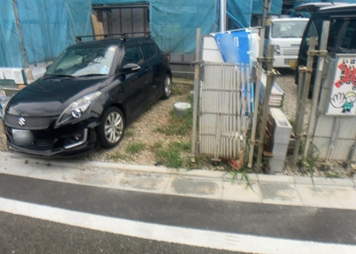 【駐車場】 | 石川町新築戸建 | 駐車場と明記されていても、最小スペースでつくられた駐車場だと大型車は駐車できなかったり、出入りしにくくなったりする可能性があります。お車のサイズと購入したい物件の駐車場のサイズを現地で確認しましょう。