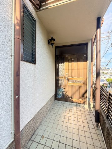 旭が丘３丁目貸家Sの玄関
