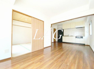 【居間・リビング】 | ハイツかつら | 洋室のお部屋です。