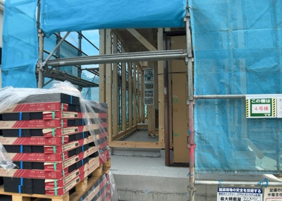 【玄関】 | 館町新築戸建 | 玄関は家の顔でもあり、家族以外の目にも止まる場所です。玄関は外との間を仕切る扉、靴などをしまっておく収納スペース、靴脱ぎのたたきスペース、来客とのやり取りをするドアホンなど複数のアイテムからなります。