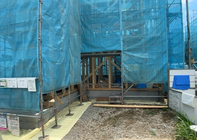 【構造・工法・仕様】 | 館町新築戸建 | 木造住宅とは土台、壁、柱など建築物の強度を支える構造体の材に木が使用されている構造を指します。構造体は建物の自重を支えるだけではなく風圧や水圧、積裁荷重などあらゆる衝撃に耐えるための基礎です。