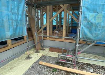【構造・工法・仕様】 | 館町新築戸建 | ベタ基礎とは、柱の位置に関係なく全体に基礎がある事を指し、面積が大きい分建物の重さを全体に分散できます。また、地面からの湿気や害虫を遮断でき、木造住宅で心配されるシロアリ被害を防ぐ効果も期待できます。