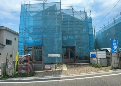 【外観】 | 館町新築戸建 | 現地に行くなら、物件の周囲の地形がどうなっているかを見ることも大切です。周辺より低くなっている土地では、大雨などで水が集まりやすいため、地盤が弱くなっているということも考えられるため、注意が必要です。