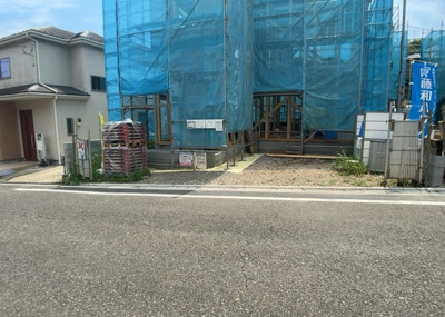 【前面道路含む現地写真】 | 館町新築戸建 | 道幅が狭い場所は比較的土地の値段が低いことが多く、また交通量が少ないため騒音が少なく静かな環境で過ごせます。また、小さいお子様がいるご家庭も安心です。一方で車の駐車が難しいというデメリットもあります。