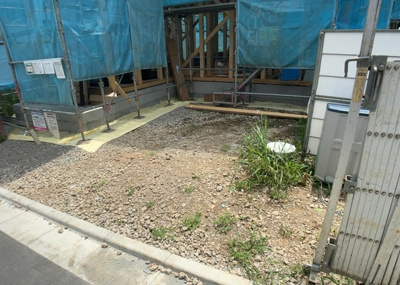 【駐車場】 | 館町新築戸建 | 車一台あたりに必要なスペースは、標準サイズの普通自動車で横幅2m50cm、長さ5mは必要になります。ただし、乗降のことも考慮して横幅3m30cm、長さ5m50cmほどは確保できるところを選びましょう。