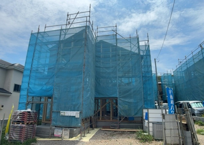 【外観】 | 館町新築戸建 | 現在は上棟となっています。現地をご見学に行く際は、道路の幅や周辺の交通量、施設などをご確認頂くことをおすすめします！ある程度イメージをつけたいという場合は、同売主の施工事例や完成パースもお見せします。