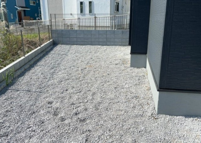 【バルコニー】 | 館町新築戸建 | 一般的なバルコニーは、奥行1.5ｍ程ですが、ワイルドバルコニーは2ｍまで広がっています。そのため洗濯物の間隔をあけ干すことができ、乾きやすいというメリットや、ガーデニングが楽しめる等の特徴があります。