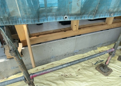【冷暖房・空調設備】 | 館町新築戸建 | 基礎パッキング工法とは、床下の換気確保のため基礎と土台の間に緩衝材を挟み込む工法です。土台の下に数十センチの間隔で設置されるため、全体的な隙間が生まれます。床下換気口に比べて高い通気性が確保されます。